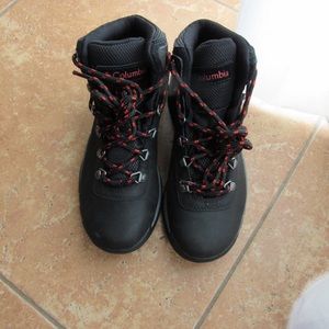 Columbia Newton ridge plus size 7 black hiking